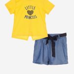 Completo due pezzi Retro Summer Completo composto da: t.shirt stampata con maniche corte, apertura a V rovesciata sul fondo dietro + shorts in denim tencel con elastico in vita, tasche laterali e cintura in tessuto con motivo fantasia all over, regolabile tramite passante.