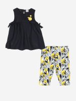 Completo due pezzi Retro Summer Completo due pezzi in cotone composto da: T.shirt senza maniche con dettaglio fiore sul petto e fiocco al giromanica + Leggings con elastico in vita e stampa fantasia all over.