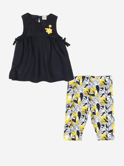 Completo due pezzi Retro Summer Completo due pezzi in cotone composto da: T.shirt senza maniche con dettaglio fiore sul petto e fiocco al giromanica + Leggings con elastico in vita e stampa fantasia all over.