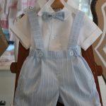 Completo due pezzi Sabbia Completo due pezzi per neonato composto da: pantaloncino corto con bretelle in tessuto a tinta unita con impunture a contrasto + body/ camicia in tessuto misto lino con manica corta, papillon abbinato. Made in Italy Abito da Battesimo Glam Corredino