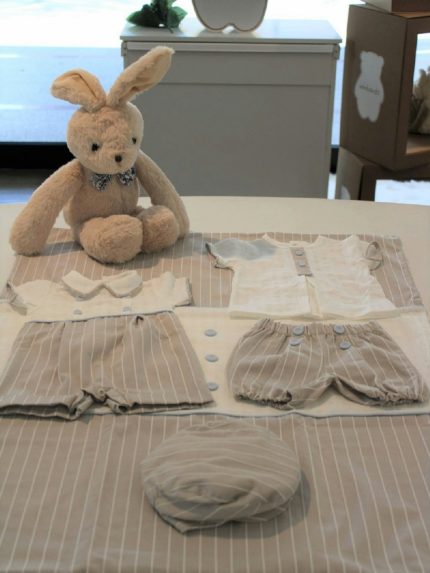 Completo due pezzi Sabbia Completo clinico corto in cotone per neonato composto da camicina girocollo a manica corta in tessuto fiammato con cannoncino in tessuto fantasia+ pantaloncino fantasia rigata. Made in Italy Lista Nascita Corredino