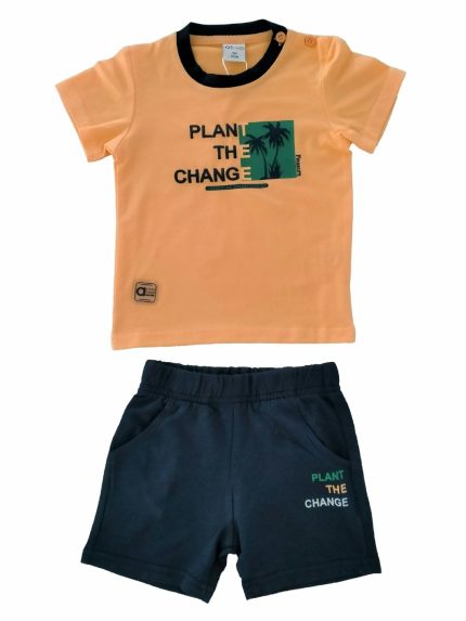 Completo due pezzi Completo due pezzi in cotone composto da: T.shirt fantasia con maniche corte, scollo tondo, apertura con bottoncini sulla spalla fino alla taglia 18 mesi + Pantaloncini in felpa di cotone con cintura elastica, taschine sui fianchi e stampa sul lato anteriore sinistro.