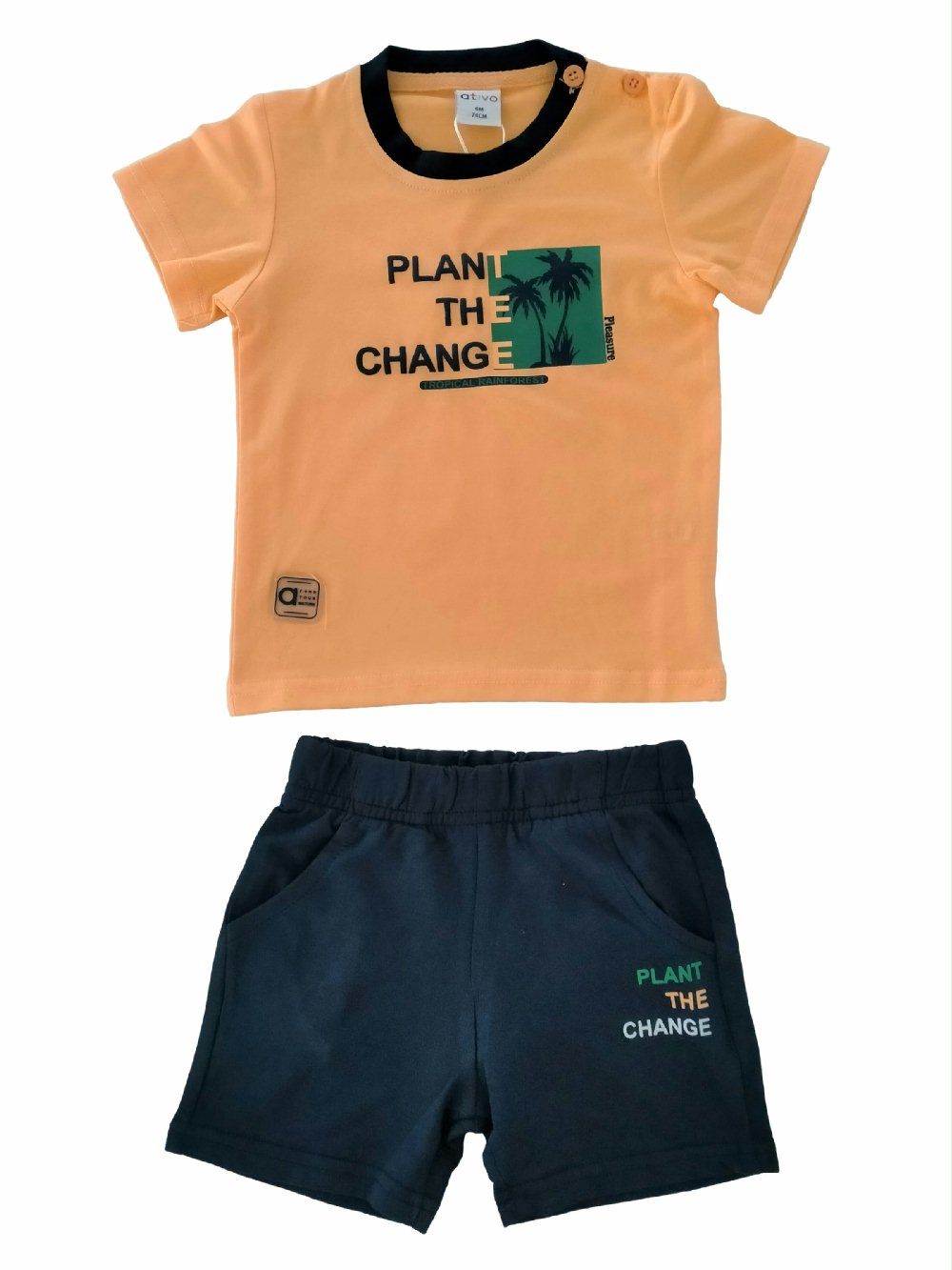 Completo due pezzi YF3256 00 Completo due pezzi Completo due pezzi in cotone composto da: T.shirt fantasia con maniche corte, scollo tondo, apertura con bottoncini sulla spalla fino alla taglia 18 mesi + Pantaloncini in felpa di cotone con cintura elastica, taschine sui fianchi e stampa sul lato anteriore sinistro.