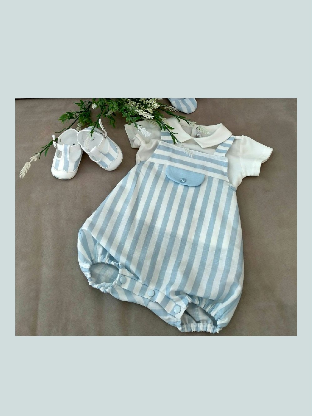 Completo Estate a Righe Teto e Tatta SL1560 Abito da Battesimo Lista Nascita Corredino 00 Completo Estate a Righe Teto e Tatta Completo elegante misto lino/cotone: t.shirt in jersey con colletto + salopette corta misto lino fantasia rigata. Abito da Battesimo Lista Nascita Corredino