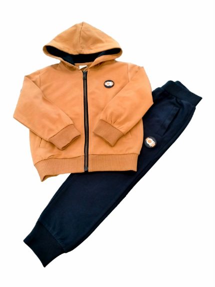 COMPLETO FELPA + PANTALONI Completo 100% cotone: felpa zippata con cappuccio + pantaloni con polso al fondo.