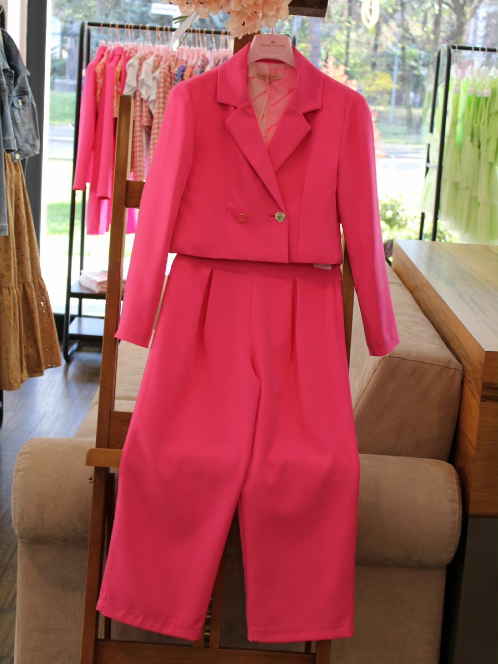 Completo giacca/pantaloni PHJJK1962C 00 Completo giacca/pantaloni Completo due pezzi per ragazza: blazer corto con allacciatura ad un bottone, pantaloni diritti con vita elasticizzata e pinces.