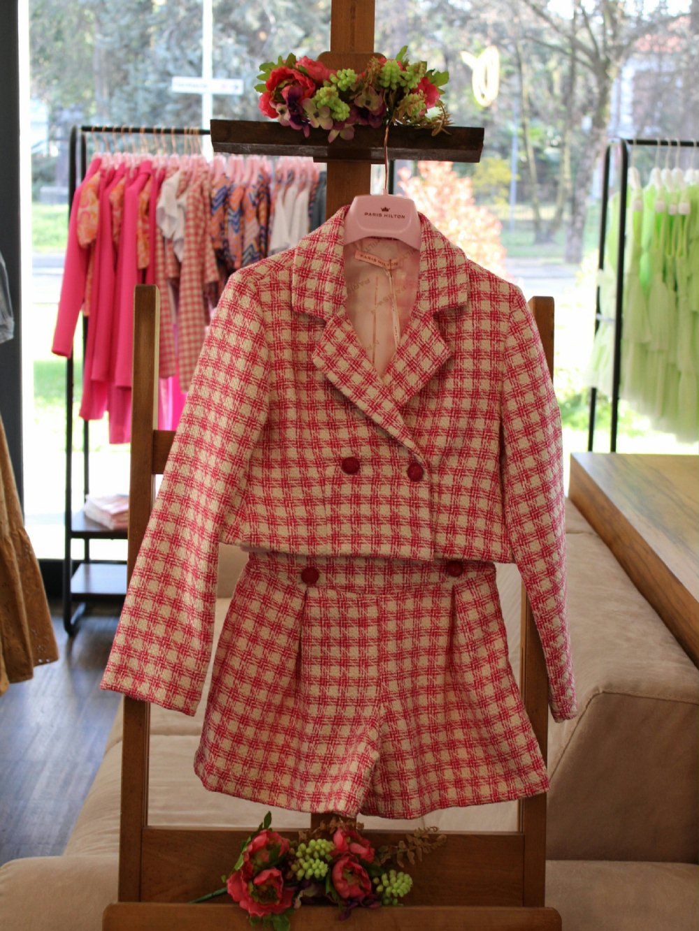 Completo giacca/shorts PHJJK3068C 00 Completo giacca/shorts Completo due pezzi composto da giacca corta con allacciatura a due bottoni, fantasia a quadri rosa + shorts con cintura elasticizzata.