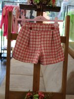 Completo giacca/shorts Completo due pezzi composto da giacca corta con allacciatura a due bottoni, fantasia a quadri rosa + shorts con cintura elasticizzata.