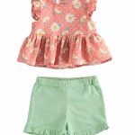 Completo neonata fiori Completo per neonata - 100% cotone - composto da camicia in fantasia fiorata con manichine a rouche e fondo balza + shorts in jersey con cintura elastica e fondo con rouche.