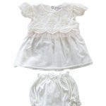 Completo Piccola Principessa Teto e Tatta Elegante completo due pezzi di Teto e Tatta 100% Made in Italy: coprifasce in jersey con corpetto in pizzo macramè e tulle rosa + coulotte in jersey. Abito da Battesimo Lista Nascita Corredino