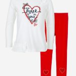 Completo Spring Breeze Ativo Kids Completo due pezzi: t.shirt stampata sul davanti in jersey di cotone a maniche lunghe con scollo tondo, applicazione di volant su spalla e fondo + leggings basic con elastico in vita e piccola stampa sul fondo.