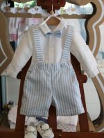 Completo tre pezzi neonato Amorino Completo elegante 3 pezzi in tessuto misto lino composto da: pantaloncino corto - fodera 100% cotone - con bretelle, fantasia rigata azzurra + body/camicia a manica lunga con bottoncino per arrotolare + gilet in misto lino, tinta unita profili rigati azzurri + papillon abbinato. Made in Italy Abito da Battesimo Glam Corredino
