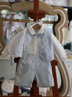Completo tre pezzi neonato Amorino Completo elegante 3 pezzi in tessuto misto lino composto da: pantaloncino corto - fodera 100% cotone - con bretelle, fantasia rigata azzurra + body/camicia a manica lunga con bottoncino per arrotolare + gilet in misto lino, tinta unita profili rigati azzurri + papillon abbinato. Made in Italy Abito da Battesimo Glam Corredino