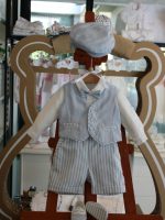 Completo tre pezzi neonato Amorino Completo elegante 3 pezzi in tessuto misto lino composto da: pantaloncino corto - fodera 100% cotone - con bretelle, fantasia rigata azzurra + body/camicia a manica lunga con bottoncino per arrotolare + gilet in misto lino, tinta unita profili rigati azzurri + papillon abbinato. Made in Italy Abito da Battesimo Glam Corredino