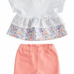 COMPLETO T.SHIRT BALZE+SHORTS MINIBANDA - Completo due pezzi: t.shirt a manica corta con balza in sangallo+ pantaloncino corto in jersey.