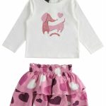 Completo t.shirt+gonna Completo bambina Sarabanda composto da t.shirt girocollo a manica lunga e gonna. La maglietta è realizzata in jersey stretch invernale mano pesca, ed è arricchita da stampa cagnolino con dettagli glitter e strass. Apertura dietro con bottoni fino alla taglia 3 anni. La gonna è in viscosa con fantasia all over di cuori. Elastico arricciato in vita e lunghezza mini