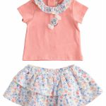 COMPLETO T.SHIRT+GONNA FIORI MINIBANDA - Completo due pezzi: t.shirt in cotone a manica corta con colletto rouche fiorato+ gonna fantasia fiorata.