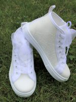 Sneakers alte pizzo bimba Sneakers per non passare inosservate, adatte a look eleganti e sportivi. Modello alto in tela e pizzo, fondo in gomma, lacci in tulle bianco. Prodotte artigianalmente in Italia. Calzata comoda - Si consiglia l'acquisto di un numero in meno!