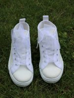 Sneakers alte pizzo bimba Sneakers per non passare inosservate, adatte a look eleganti e sportivi. Modello alto in tela e pizzo, fondo in gomma, lacci in tulle bianco. Prodotte artigianalmente in Italia. Calzata comoda - Si consiglia l'acquisto di un numero in meno!
