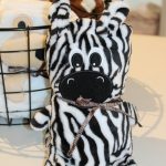 Copertina animaletto peluche Zebra Coperta animaletto in morbido peluche con chiusura bottone. Misura aperta: cm 60×90 Doudou Idea Regalo