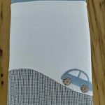 Copertina culla Oceano Copertina culla color block, ciniglia con applicazione patch macchinina e cotone fantasia quadri. Made in Italy