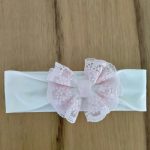 Fascia per capelli Roselline Fascia per capelli in jersey garzato con fiocco rosa in tulle e pizzo. Made in Italy