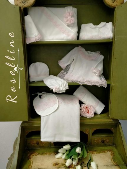 Fascia per capelli Roselline Fascia per capelli in jersey garzato con fiocco rosa in tulle e pizzo. Made in Italy