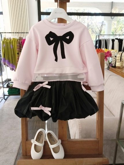 Felpa bimba Felpa girocollo con stampa fiocco frontale, balzina al fondo in organza, allacciatura posteriore con bottoncino, particolare apertura dietro doppiata in organza. Made in Italy Party Natale