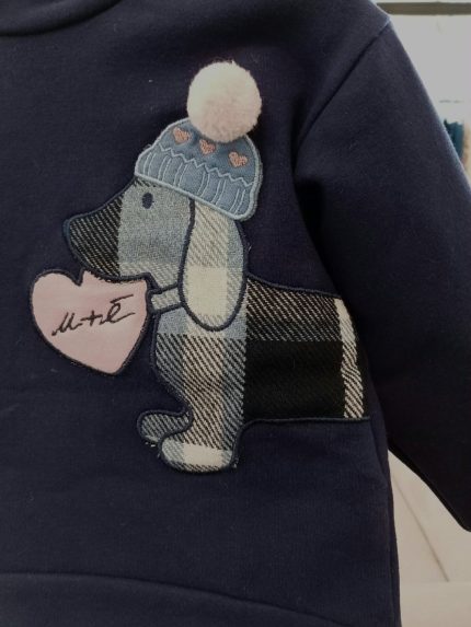 Felpa bimba Felpa girocollo in cotone stretch, decoro patch cagnolino con berretto e pompon applicata davanti, comoda apertura dietro con bottoncini a pressione, fondo stondato leggermente più lungo dietro. Made in Italy