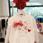 Felpa bimba Felpa bimba in cotone stretch, graziosa stampa con decoro glitter e fiocco in tulle. Made in Italy. Party Natale