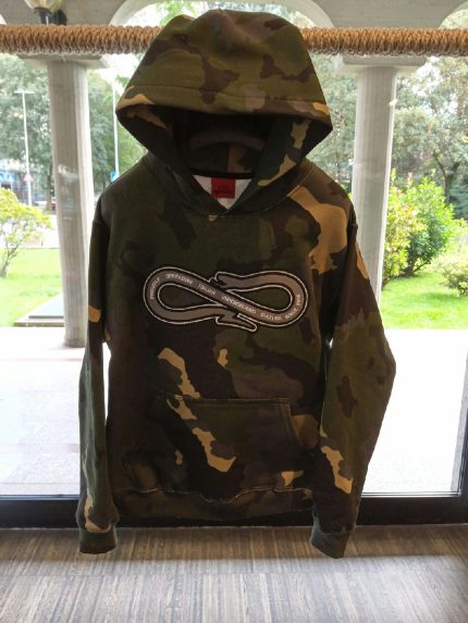 Felpa con cappuccio Felpa girocollo 100% cotone con cappuccio, stampa camouflage all over, polsi elasticizzati, tasca a marsupio sul davanti, interno felpato, patch logo applicata sul davanti.Made in Italy