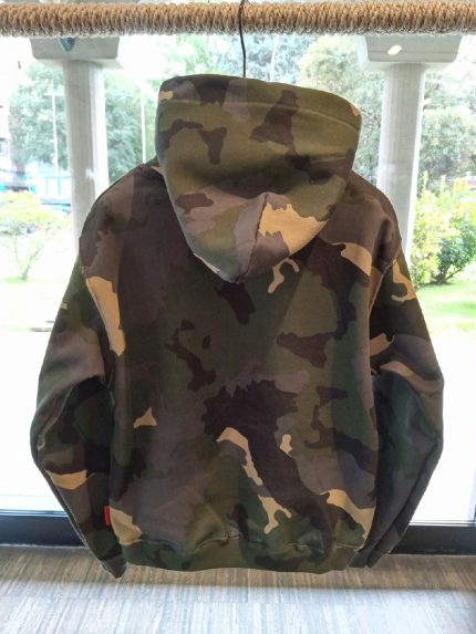 Felpa con cappuccio Felpa girocollo 100% cotone con cappuccio, stampa camouflage all over, polsi elasticizzati, tasca a marsupio sul davanti, interno felpato, patch logo applicata sul davanti.Made in Italy