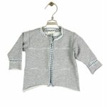 FELPA GIROCOLLO ZIPPATA MAPERÒ -Felpa baby girocollo in cotone elasticizzato, allacciatura zippata, collo allacciatura e maniche profilate in tessuto quadretti avio. Taglie 3/36 mesi.