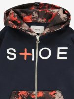 Felpa zip con cappuccio Felpa color block blu navy con chiusura a zip e cappuccio, tasche davanti fantasia camouflage arancio, polsi e fondo lavorati a costine, stampa "Shoe Plus" centrata sul petto. Vestibilità regolare, 100% cotone, Made in Italy.