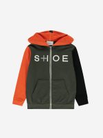 Felpa zip con cappuccio Felpa color block con cappuccio e chiusura a zip, inserti di colore verde militare, arancione e nero, stampa "Shoe Plus" bianca e grigia e cappuccio con etichetta nera "plus symbol" in tessuto, cucita sull'orlo, fascione e polsini lavorati a costine. Tessuto garzato - 100% cotone, vestibilità regolare. Made in Italy.
