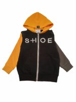 Felpa zip con cappuccio Felpa color block con cappuccio e chiusura a zip, inserti di colore verde militare, arancione e nero, stampa "Shoe Plus" bianca e grigia e cappuccio con etichetta nera "plus symbol" in tessuto, cucita sull'orlo, fascione e polsini lavorati a costine. Tessuto garzato - 100% cotone, vestibilità regolare. Made in Italy.