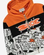 Felpa zippata fantasia Felpa zippata con cappuccio in cotone elasticizzato fantasia all over color block. Inserto in tinta unita nero con stampa "Shoe Doodle" arancione. Best Seller