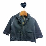GIACCA IN FELPA BABY MAPERÒ - Giacchina taglio blazer in felpa di cotone elasticizzato, allacciatura due bottoni, taschina applicata. Lavaggio Blu Neve stone washed, disponibile nelle taglie da 3 a 36 mesi.