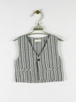 GILET BABY È 100% cotone il gilet in tessuto rigato grigio come quello di papà. Di MAPERÒ nelle taglie 3/36 mesi.