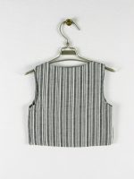 GILET BABY È 100% cotone il gilet in tessuto rigato grigio come quello di papà. Di MAPERÒ nelle taglie 3/36 mesi.