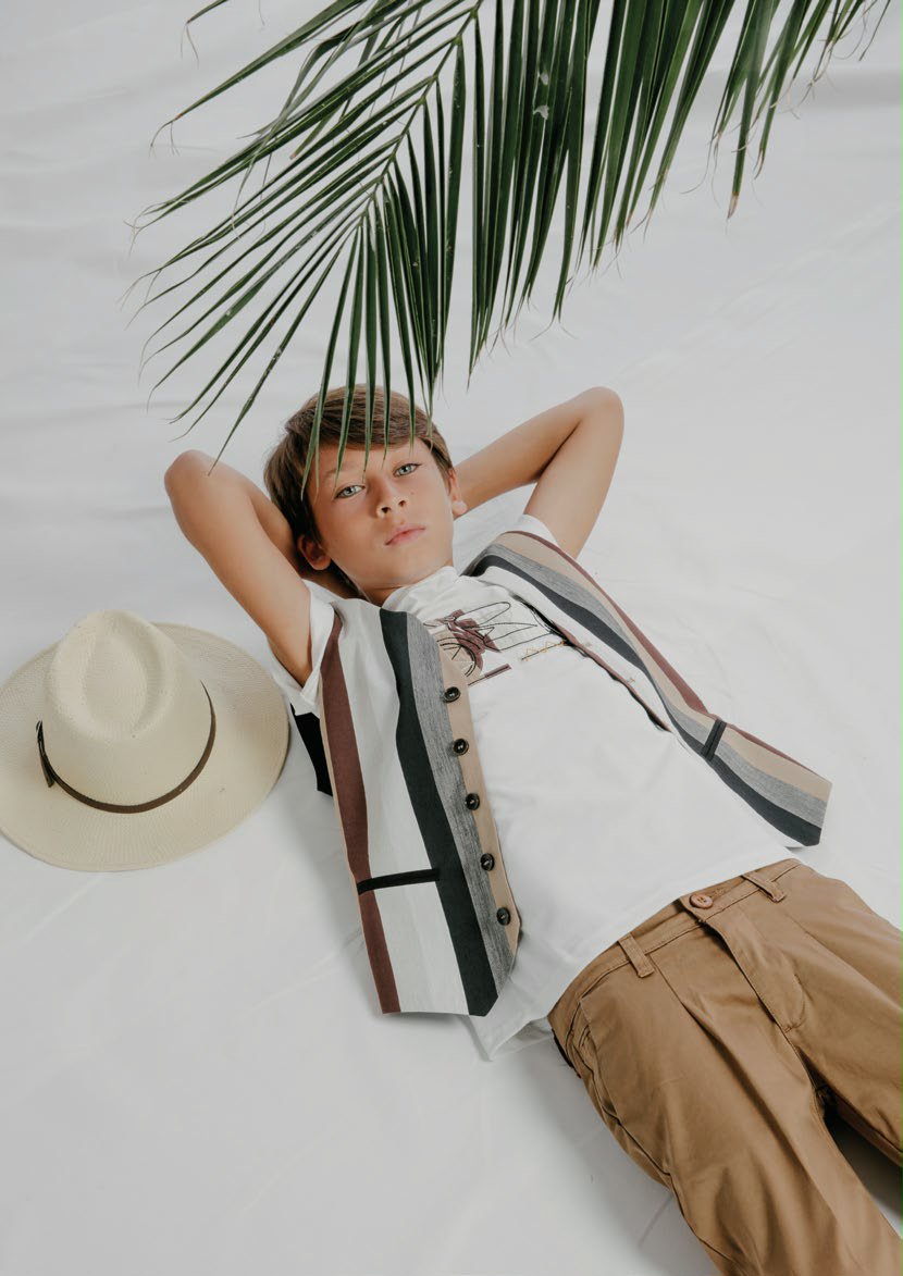 GILET LINO/COTONE RIGATO OK345GL 00 GILET LINO/COTONE RIGATO OVER-D: Gilet sporty-chic, tessuto misto lino/cotone, fantasia riga larga.Taglie 4/16 anni.