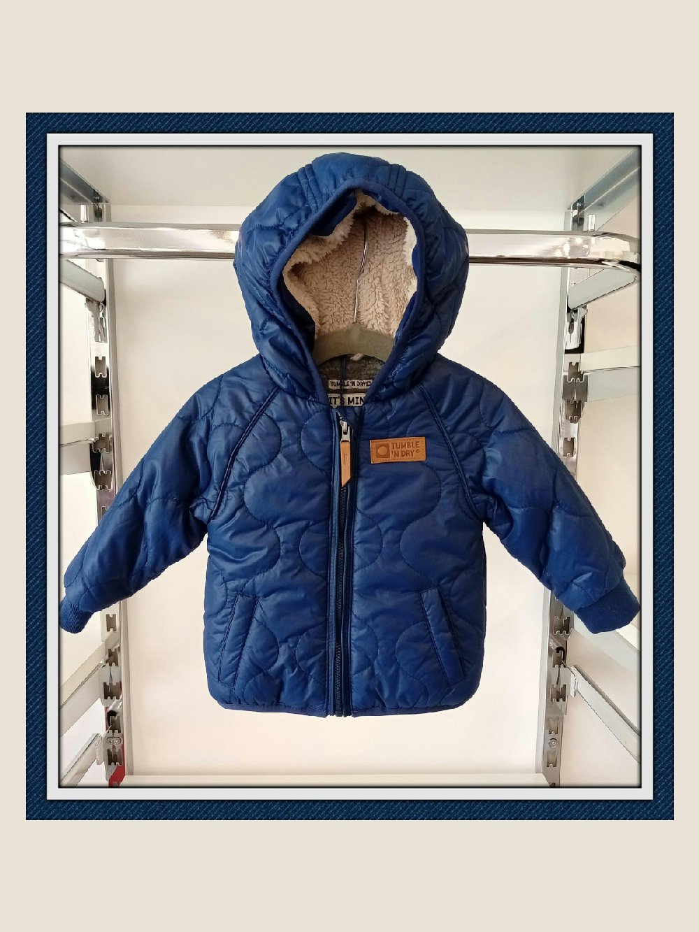 GIUBBINO BABY CLAAS 3060100107 00 GIUBBINO BABY CLAAS TUMBLE 'N DRY - Giubbino con cappuccio fisso, rivestimento interno orsetto, allacciatura con zip, polsi elastici. Taglie da 6 a 24 mesi.