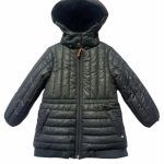 GIUBBINO CAPPUCCIO STACCABILE EBONY TUMBLE ' N DRY - Giubbino lungo con chiusura zippata, cappuccio staccabile, imbottitura termica e fodera in pile, tasche america, polsi e fondo elasticizzati. Taglie da 2 a 8 anni.