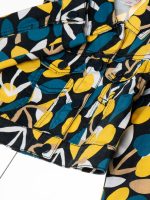 Giubbino corto Retro Summer Giiubbino corto in cotone elasticizzato con collo camicia e stampa fantasia all over. Tasche frontali e allacciatura con bottoni. Applicazione di volant sulle spalle.