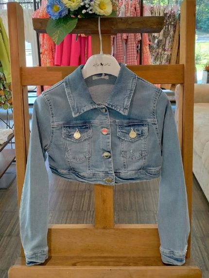 Giubbino jeans ragazza Giubbino denim, modello corto con collo camicia e taschine frontali.