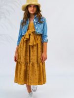 Giubbino jeans ragazza Giubbino denim, modello corto con collo camicia e taschine frontali.