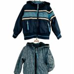 GIUBBINO ZIPPATO C/CAPPUCCIOCOLOR BLOCK ATIVO KIDS - Giubbino color block reversibile da mezza stagione, allacciatura zippata e cappuccio, maniche con polsi al fondo. Colori blu/azzurro + blu/giallo + blu/rosso.