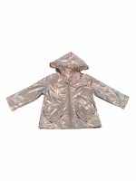 GIUBBOTTO CON CAPPUCCIO Giubbino baby con cappuccio, allacciatura zippata, fodera in pile, taschine cuore con rouches.