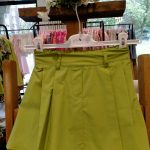 Gonna ragazza Gonna a pieghe piatte, vita elasticizzata sul retro, cintura alta con passanti, apertura con zip laterale nascosta.
