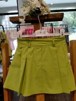 Gonna ragazza Gonna a pieghe piatte, vita elasticizzata sul retro, cintura alta con passanti, apertura con zip laterale nascosta.